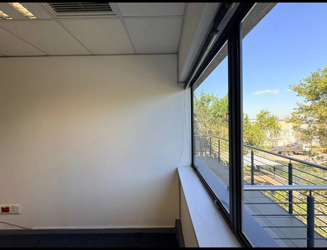 22M² SERVICED OFFICE TO LET IN VORNA VALLEY